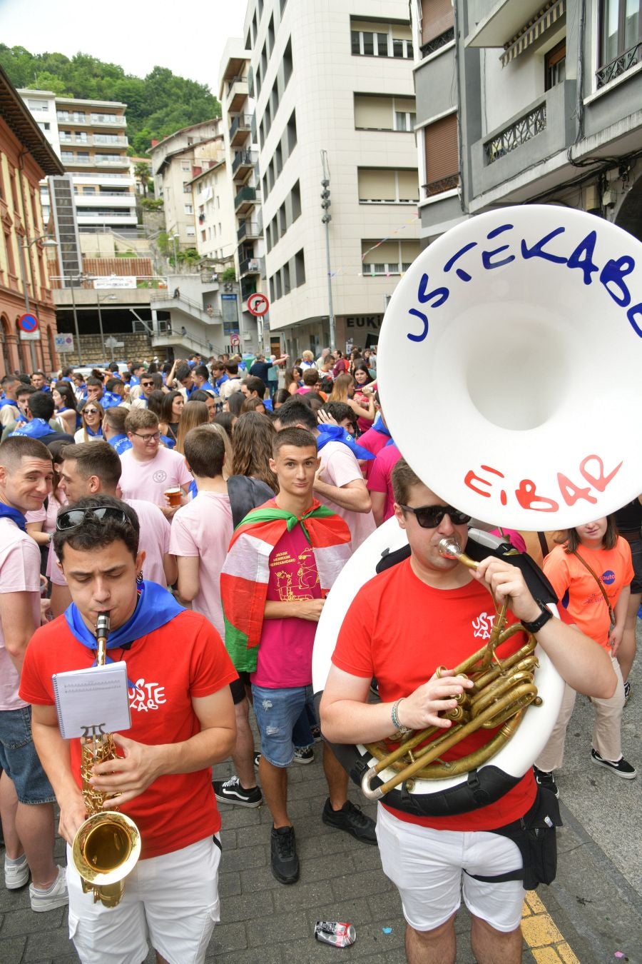 Las calles de Eibar se llenan en la víspera de San Juan