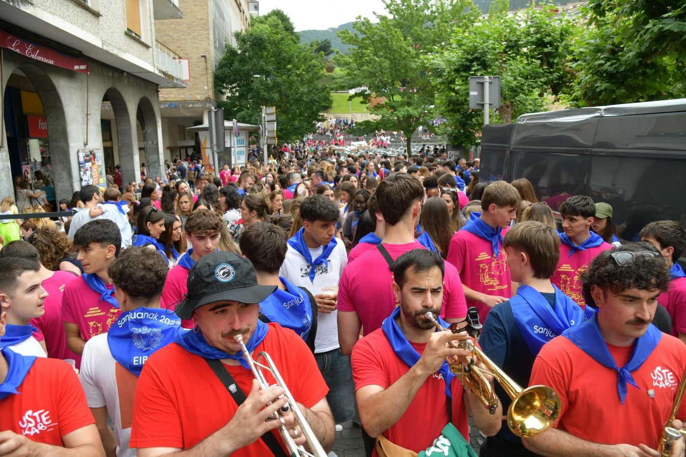 Las calles de Eibar se llenan en la víspera de San Juan