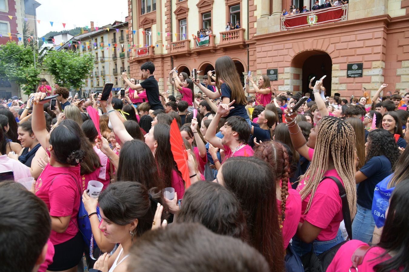 Las calles de Eibar se llenan en la víspera de San Juan