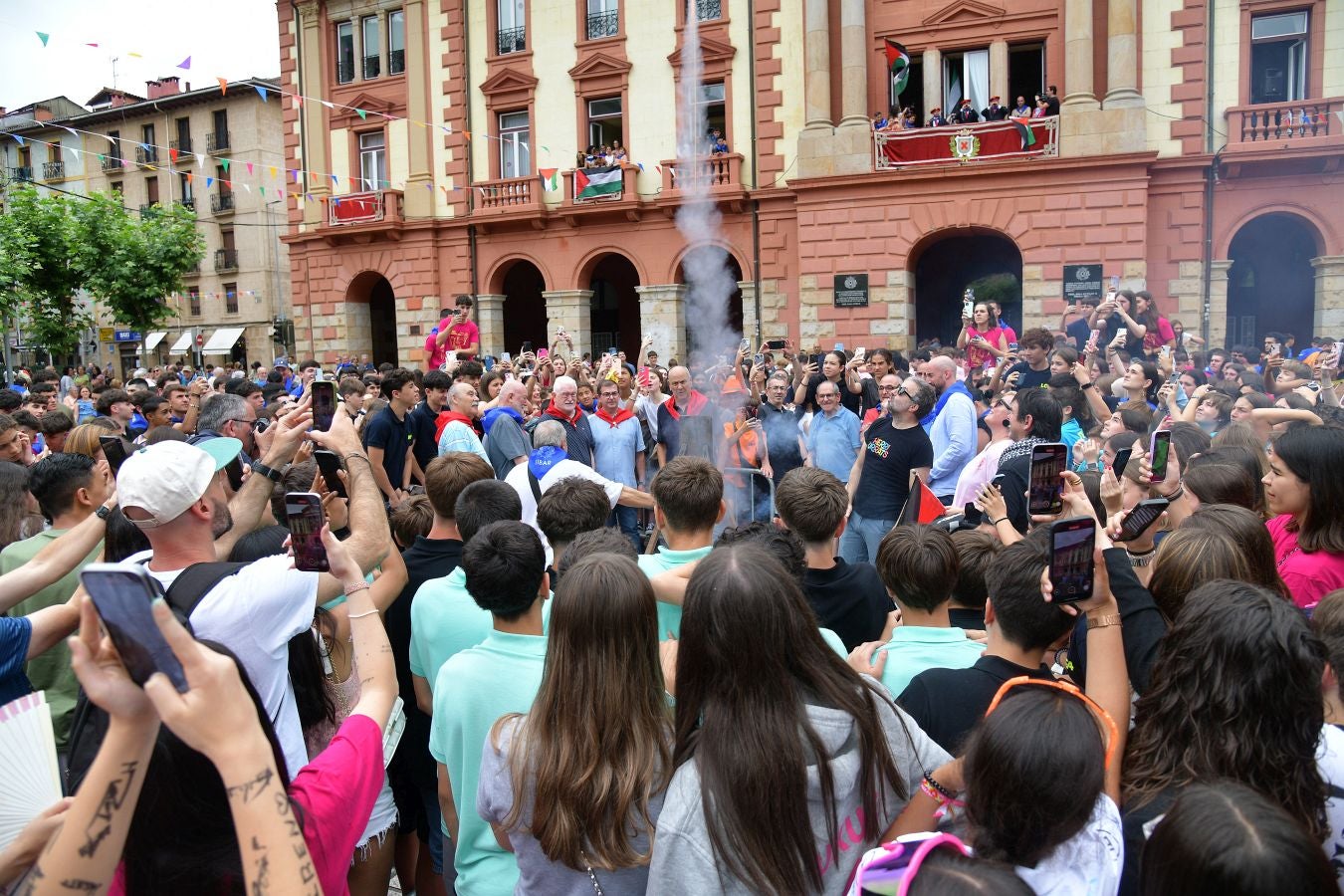 Las calles de Eibar se llenan en la víspera de San Juan