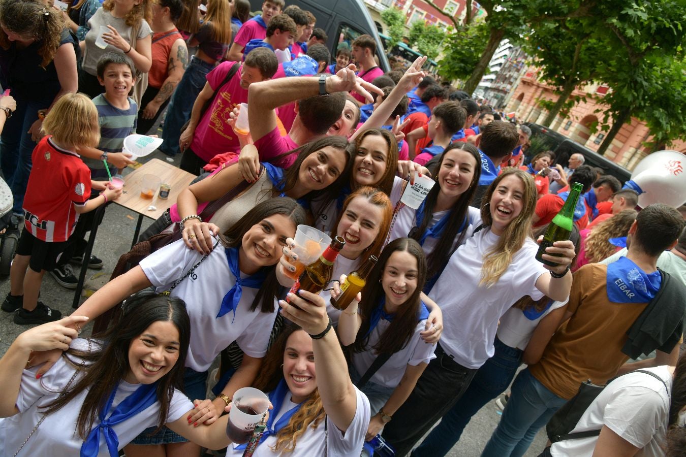 Las calles de Eibar se llenan en la víspera de San Juan