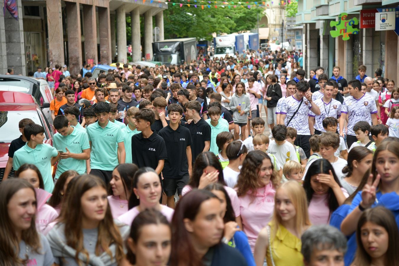 Las calles de Eibar se llenan en la víspera de San Juan