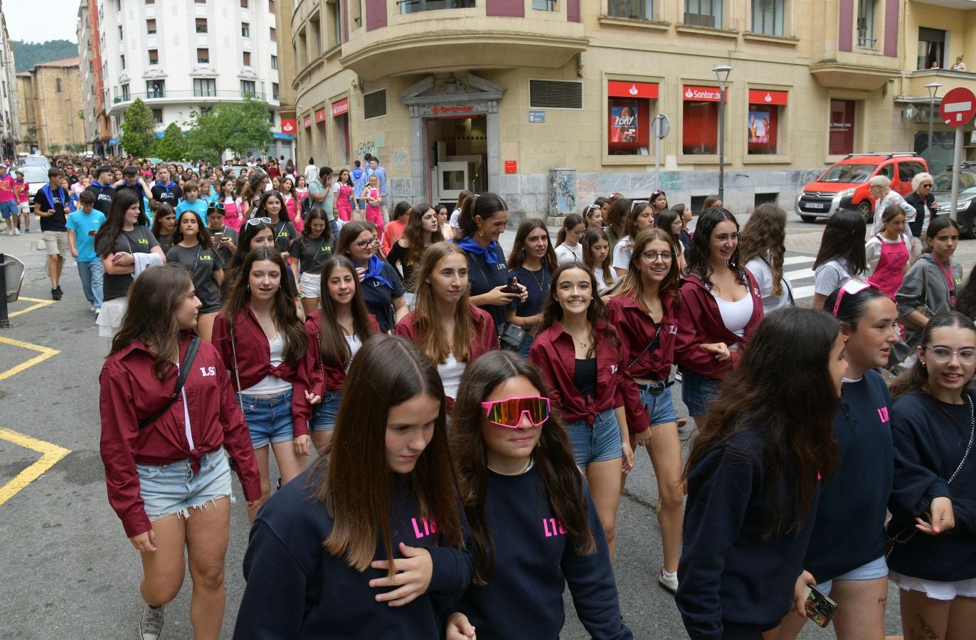 Las calles de Eibar se llenan en la víspera de San Juan