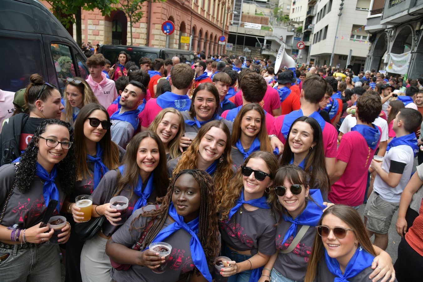 Las calles de Eibar se llenan en la víspera de San Juan