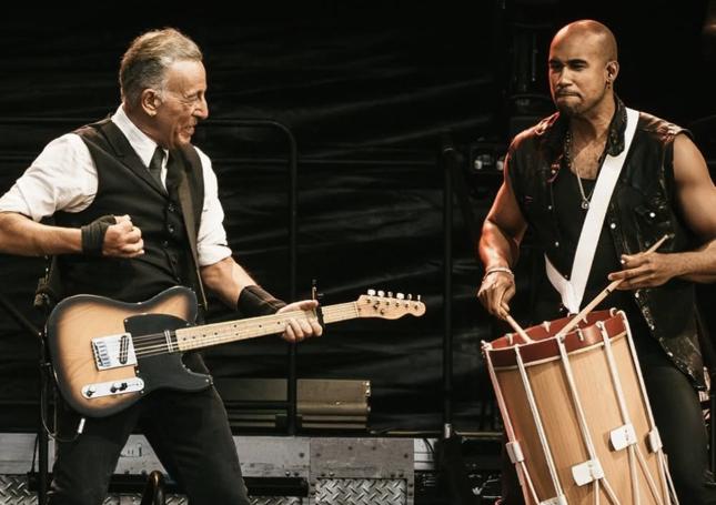 Almonte, con su tambor y con Springsteen, en el escenario.