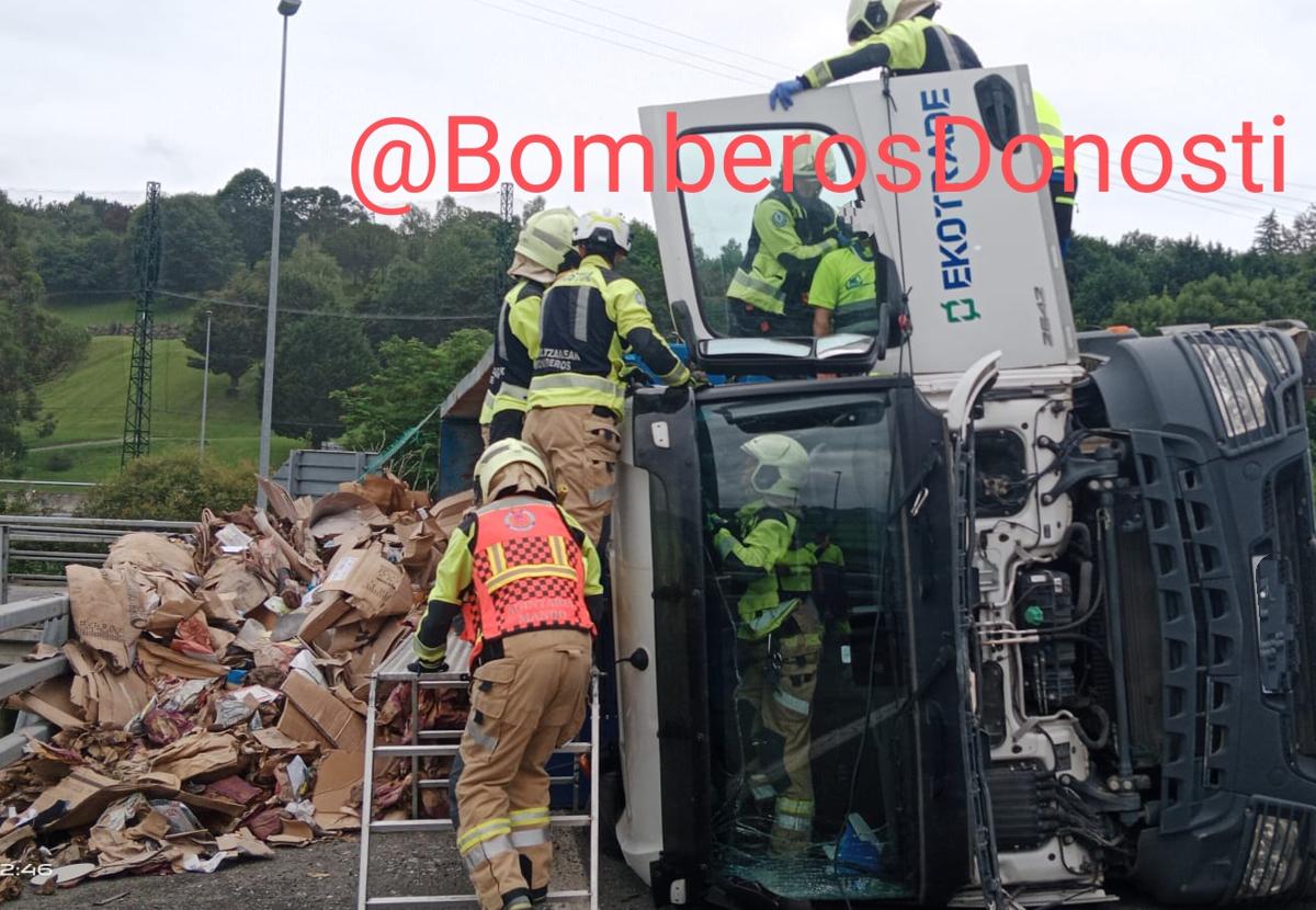 Los bomberos durante las labores de rescate del chófer.