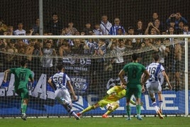 Manex Guibelalde, con la grada enloquecida detrás, engaña a Rebollo para transformar el 1-2 que mandaba al Sanse a Segunda división