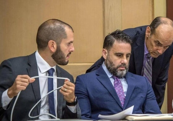 Ibar, en el centro de la imagen, escoltado por dos de sus abogados en una imagen de hace seis años.