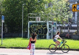 Varias mujeres pasean cerca del medidor de la calidad del aire situado junto a la estación de Easo en Donostia.
