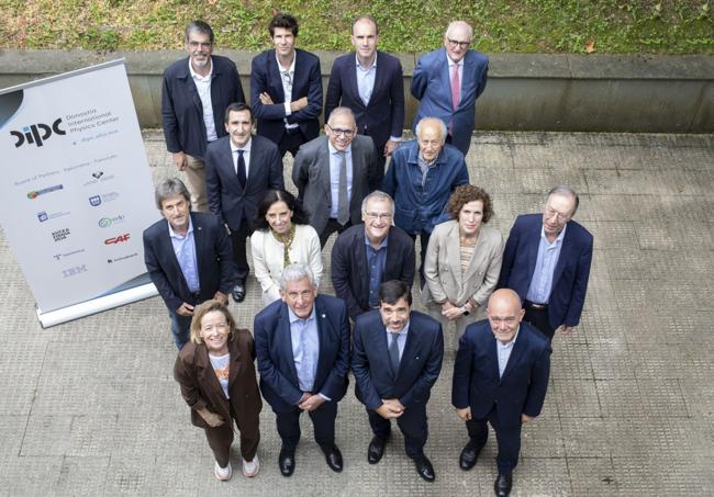 Foto de familia con los miembros del patronato del DIPC tras la entrada de Kutxabank.