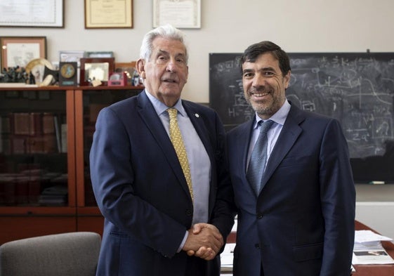 El presidente del DIPC, Pedro Miguel Etxenike, da la bienvenida al patronato del centro a Anton Arriola, presidente de Kutxabank.