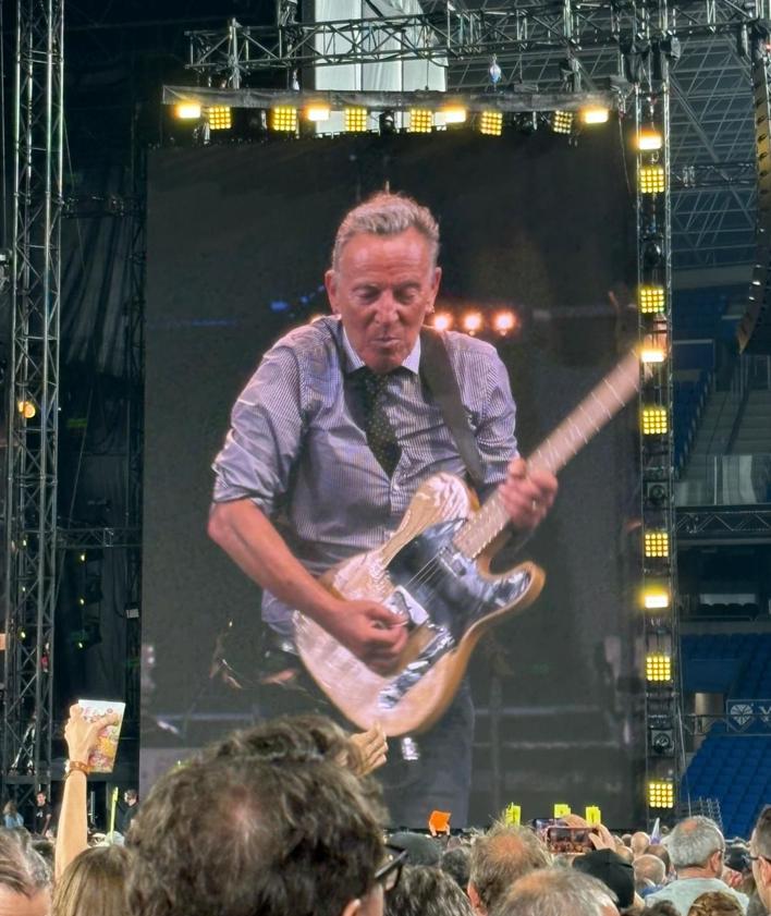 Imagen secundaria 2 - Varios de los seguidores de Springsteen, durante el concierto del sábado.