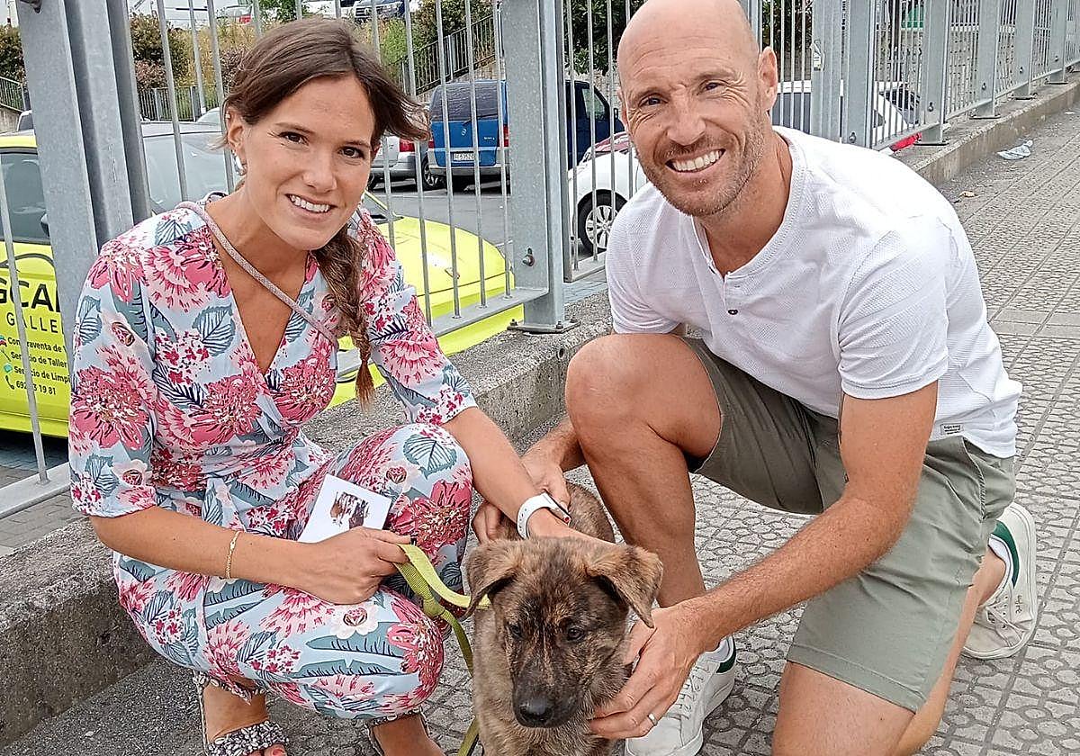 Toquero y Maddi posan con Xena en el centro de adopción de Santuztzi.