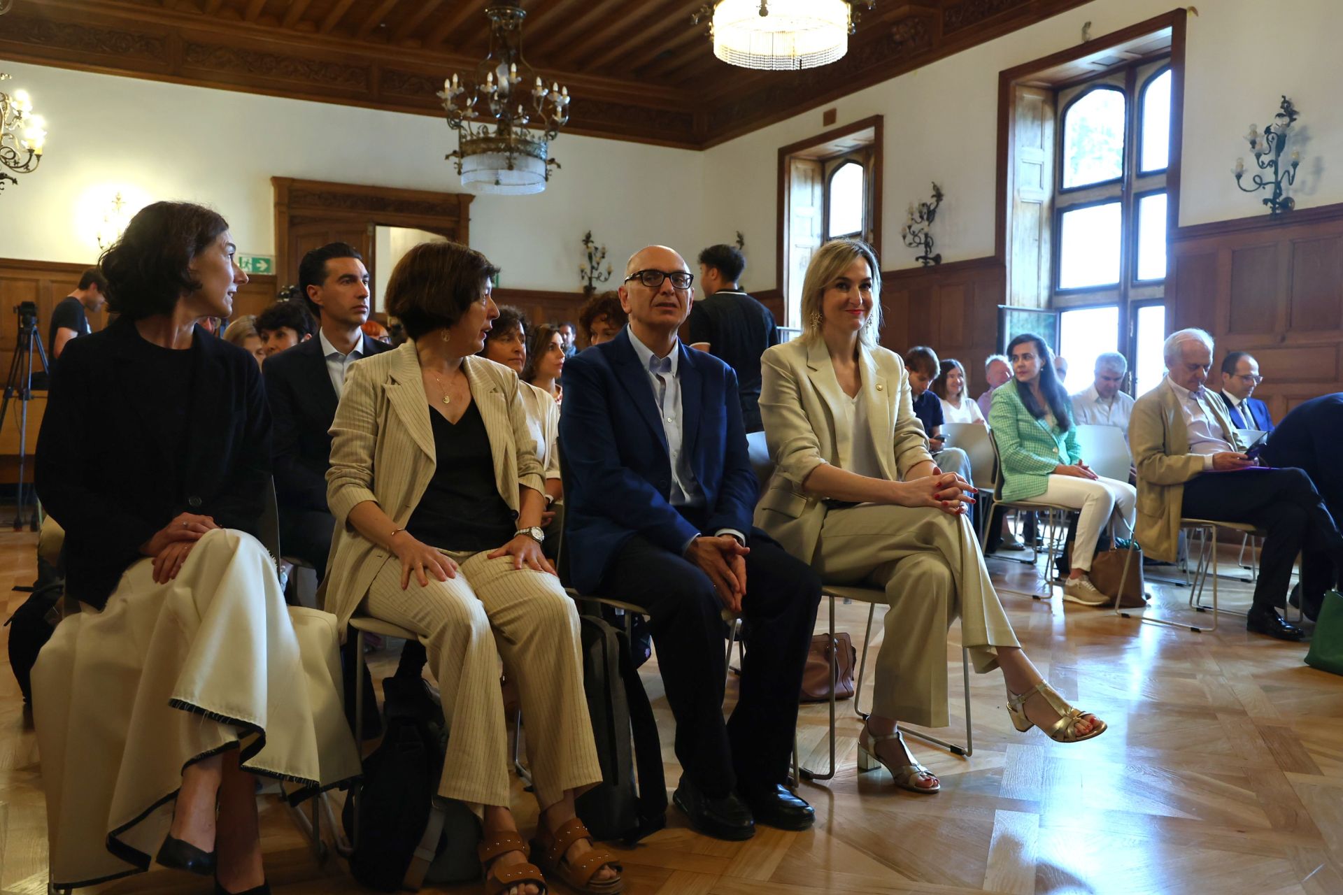 Maria Ubarretxena, a la derecha, al inicio del curso de verano de la UPV/EHU.