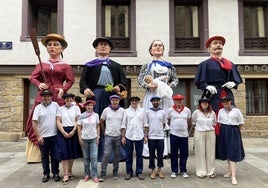 Los concejales de EH Bildu y PNV con atuendo arrantzale posan con los gigantes de cada distrito.