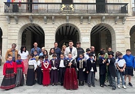 Corporaciones municipal e infantil tras el cambio de poderes.