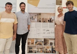 Zumaiena ikastolako eta Nondik arkitektura estudioaren ordezkariak ikastolaren panelekin, EHAEOk sotu duen erakusketan.