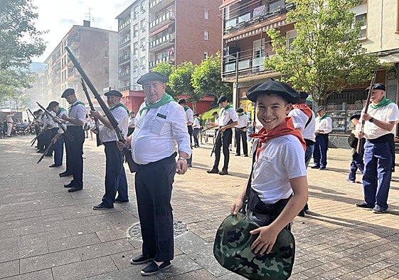 Gran ambiente en la salida del alarde desde Laubide a las seis y media de la tarde.