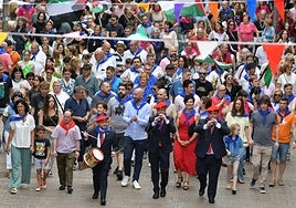 El recorrido de la Estación a Unzaga fue una manifestación popular y en la plaza, los grupos homenajeados lanzaron el txupinazoar.