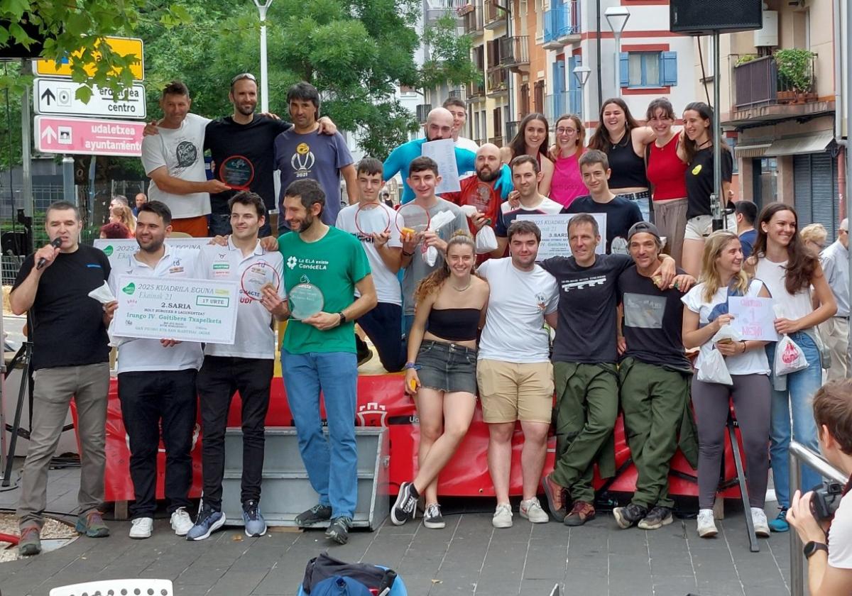 Participantes (chicos y chicas, desde los 15 hasta los cuarenta y tantos años) y organizadores del campeonato de goitiberas.