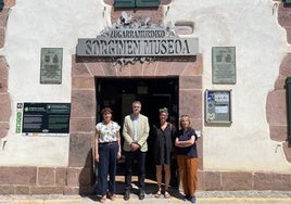 Ainhoa Agirre con el director general, Ignacio Apezteguía; la alcaldesa Agerre; y Susana Irigaray.