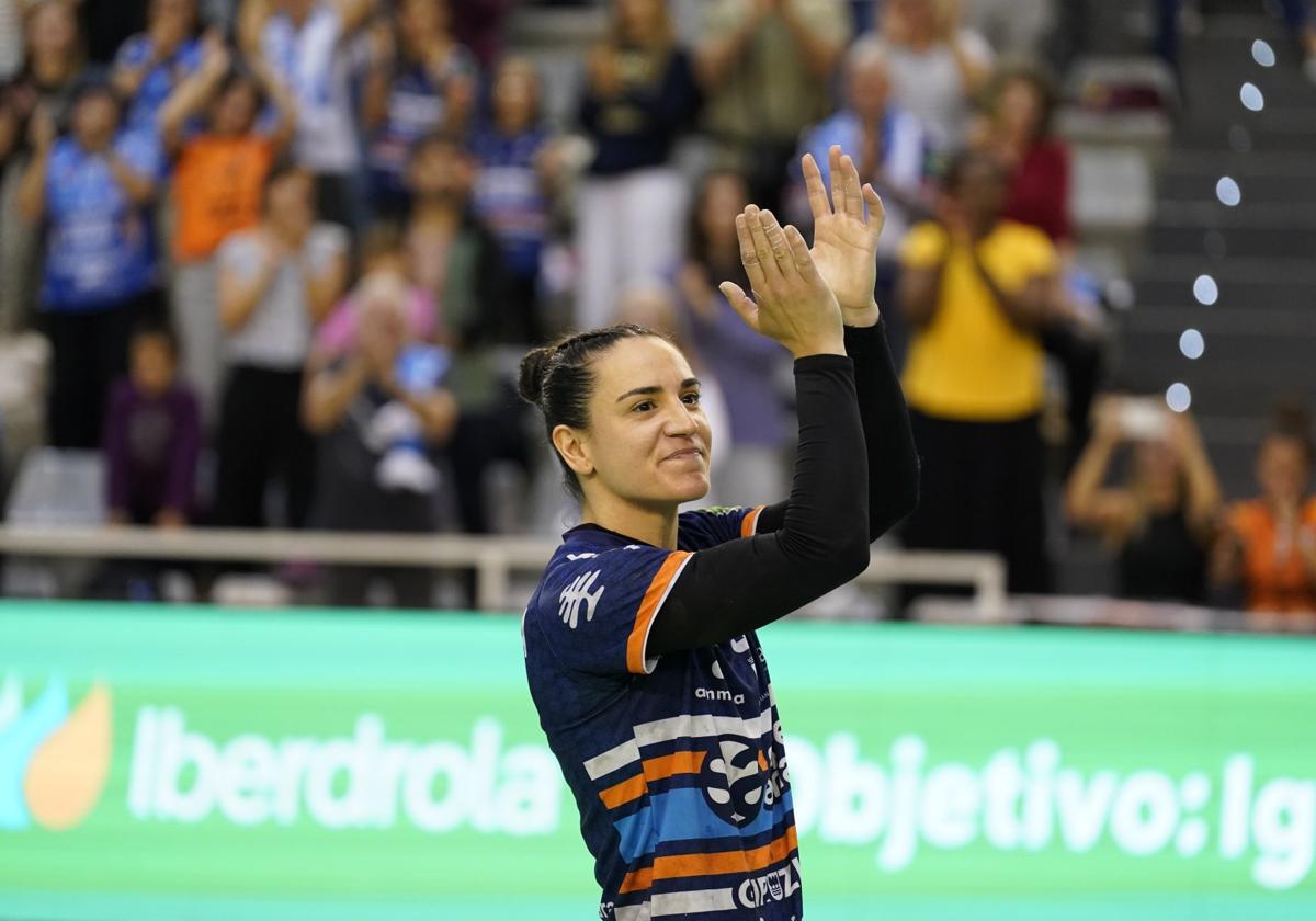Arrojeria aplaude a la grada en su último partido en el Gasca.
