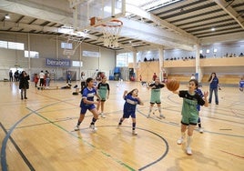 Unas niñas guipuzcoanas juegan a baloncesto en unas instalaciones deportivas.