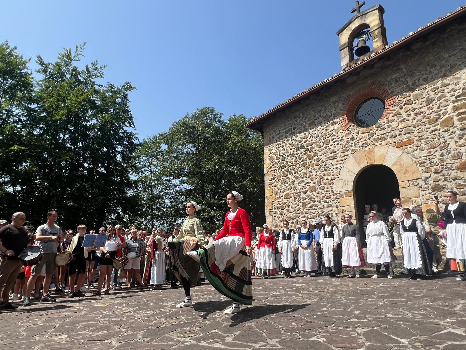 Numerosos urretxuarras disfrutan de la fiesta en Santa Bárbara