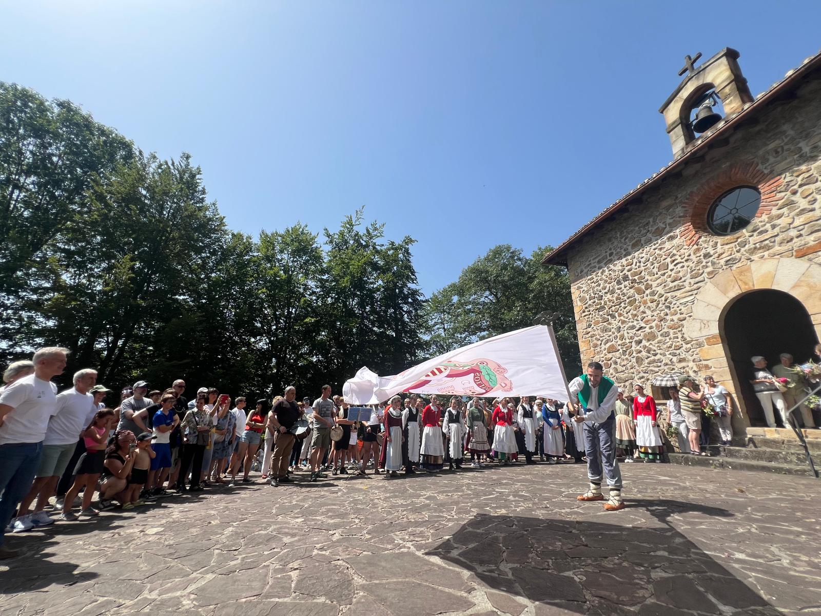 Numerosos urretxuarras disfrutan de la fiesta en Santa Bárbara