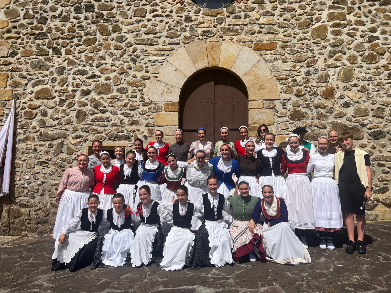 Numerosos urretxuarras disfrutan de la fiesta en Santa Bárbara