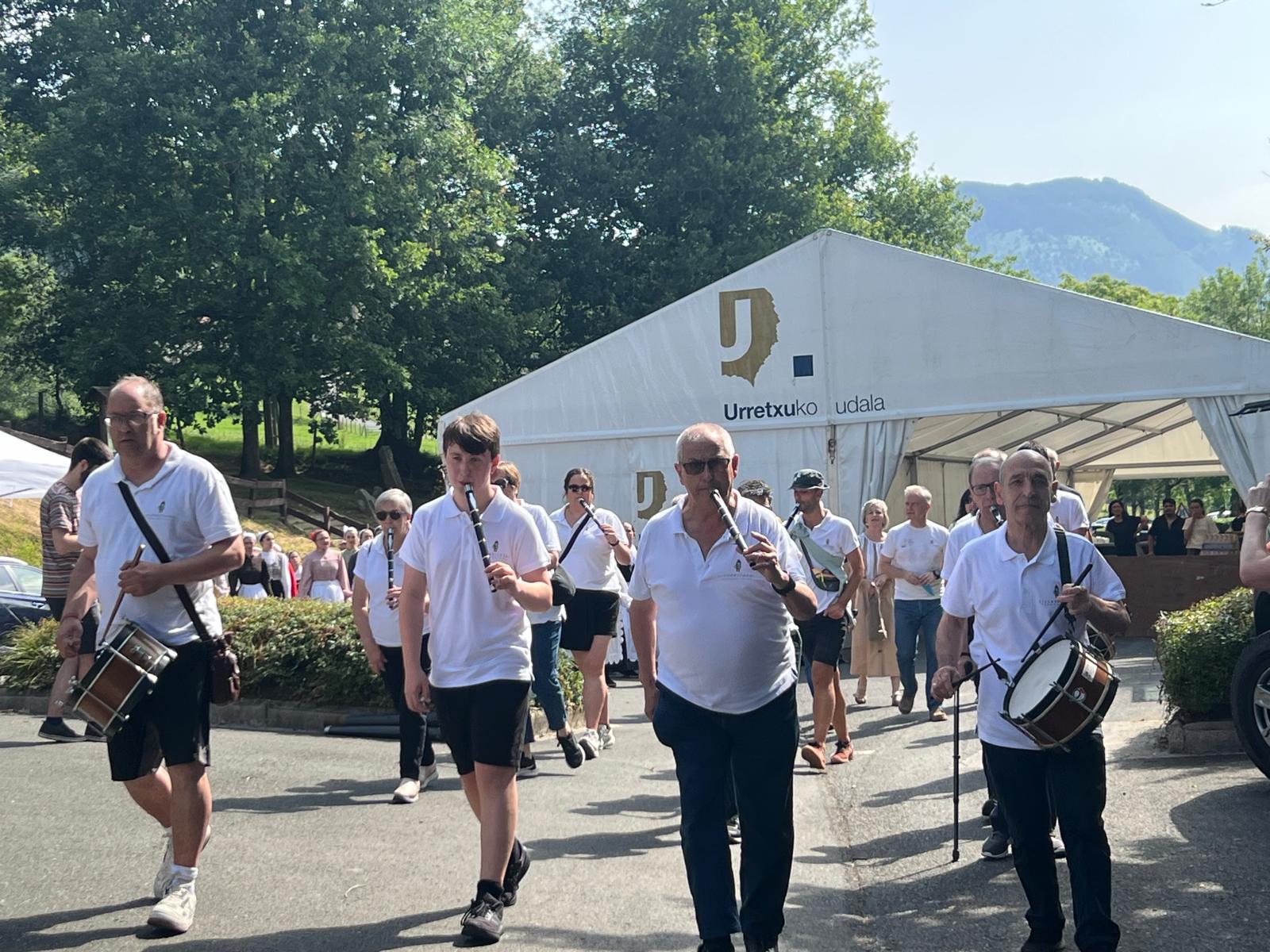 Numerosos urretxuarras disfrutan de la fiesta en Santa Bárbara