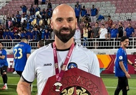 Julen Esnaola posa con el trofeo de campeón de la segunda división catarí.