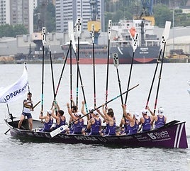 La tripulación de Santurtzi alza los remos tras su victoria el pasado domingo en Pasaia.