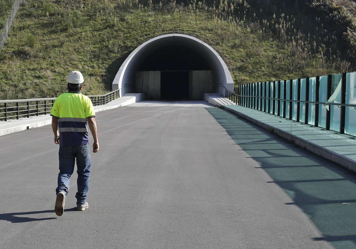Un operario camina sobre un viaducto del TAV dirigiéndose a un túnel, entre Beasain y Ezkio-Itsaso.