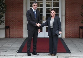 Pedro Sánchez y Mertxe Aizpurua se saludan en Moncloa.