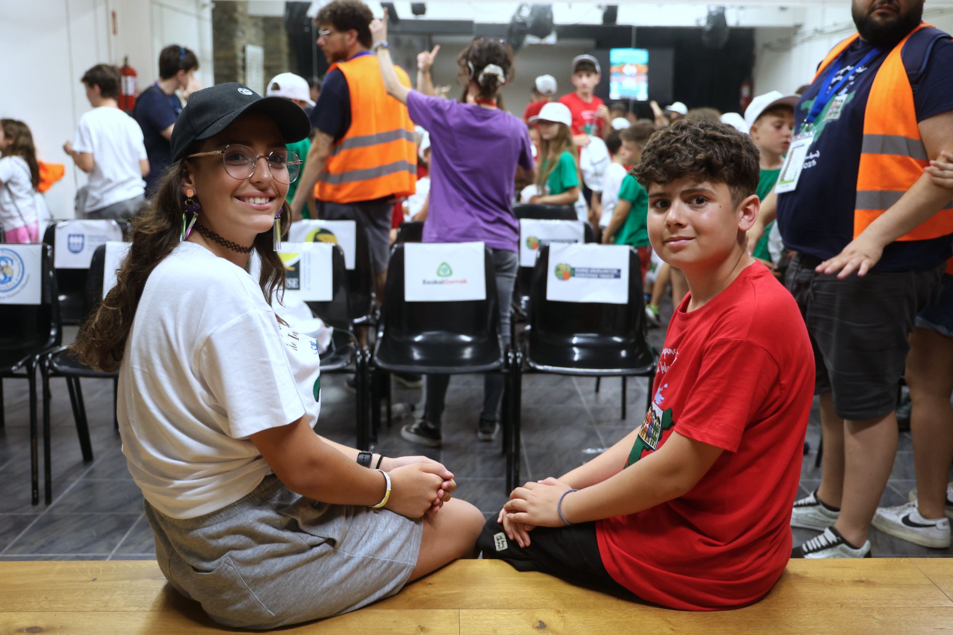 Dos niños en la inauguración del campamento