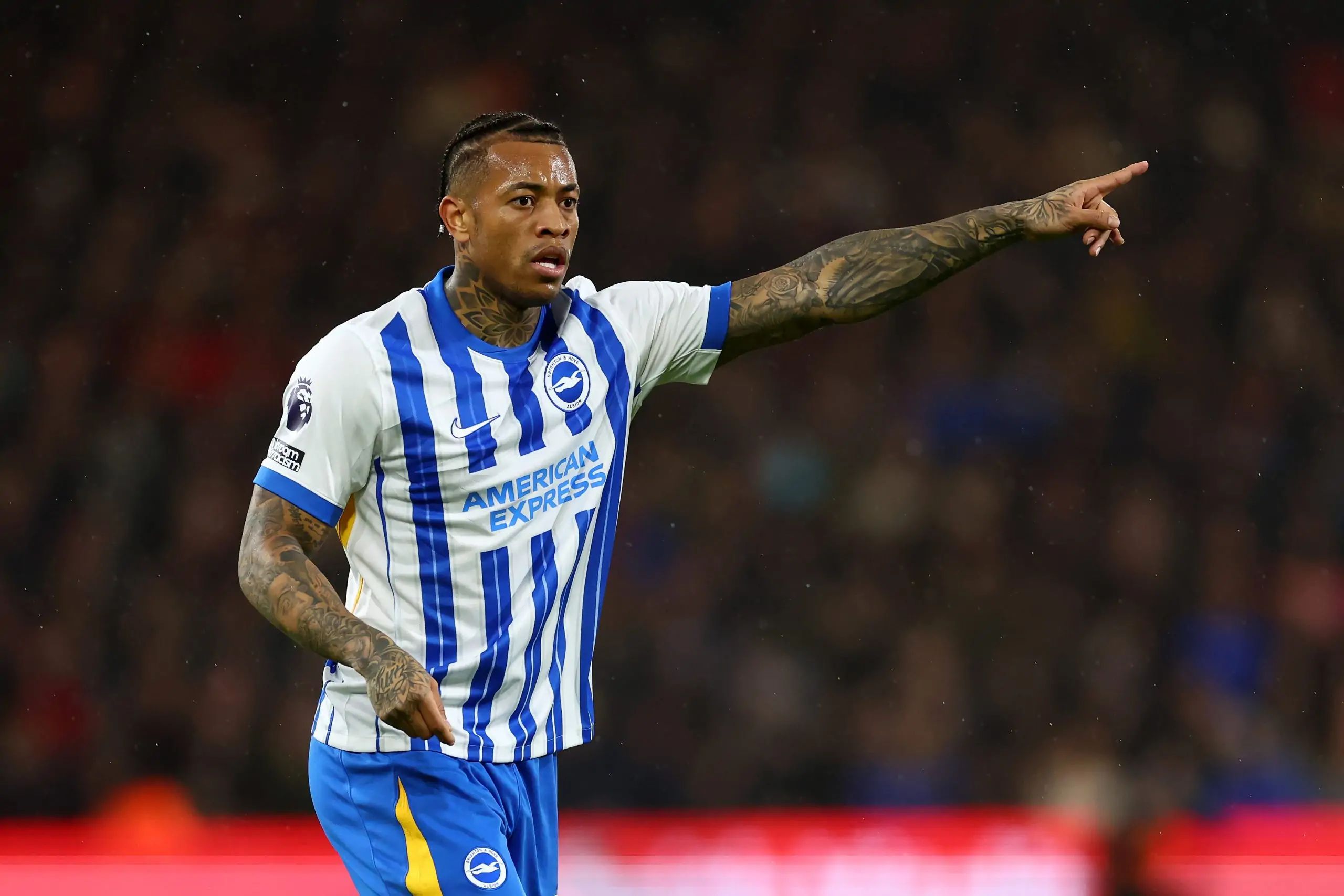 Igor Julio da una orden en un partido de esta pasada campaña con el Brighton.