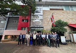 Miembros de las empresas guipuzcoanas e instituciones frente a las oficinas del Gobierno Vasco en México.
