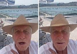 Michael Douglas con la playa de La Concha de San Sebastián de fondo.