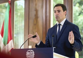 El lehendakari Imanol Pradales ayer en la rueda de prensa posterior al Consejo de Gobierno en Ajuria Enea.