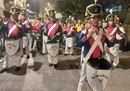 Tambores de la sociedad Santa Bárbara en el desfile que llevaron a cabo en la noche del lunes.