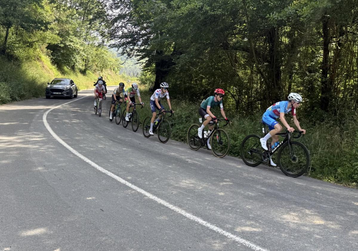 La grupeta de los escapados asciende a Atagoiti durante la última etapa de la Gipuzkoako Itzulia.