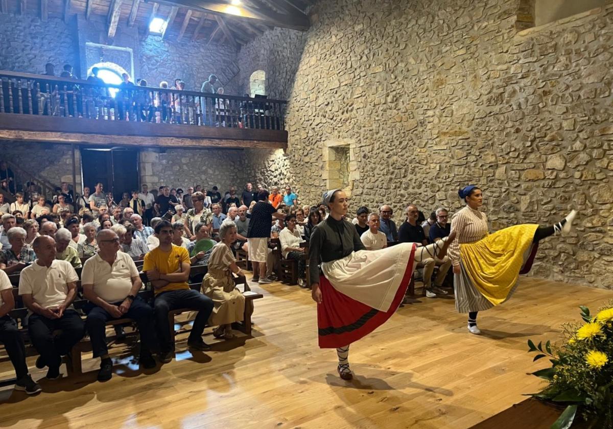 Actuación de Lurradurante la misa.