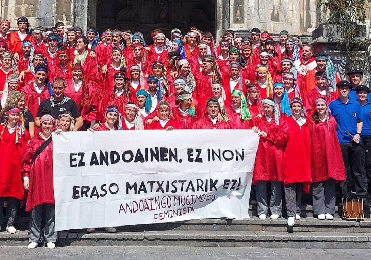 Alrededor de 80 'axeris' celebraron ayer la tradicional Axeri Dantza en Goikoplaza ante la atenta mirada de muchos andoaindarras que no quisieron perderse la actuación.