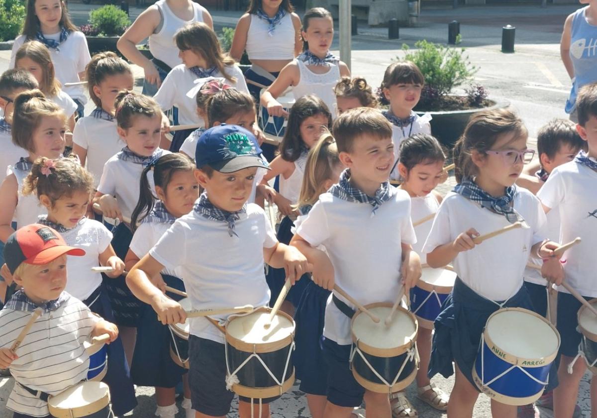 Los más pequeños de la casahicieron sonar tambores y barriles.