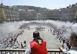 Los centenares de escopeteros disparan a la orden del capitán general, Aitor Uria.