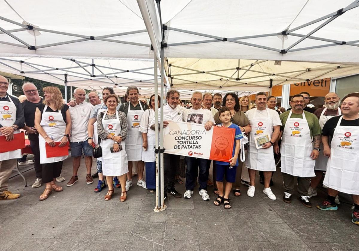 Integrantes del jurado posan con el ganador del concurso.