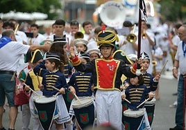 Los participantes de la tamborrada tuvieron que hacer frente a las altas temperaturas en una jornada de San Juan bochornosa.