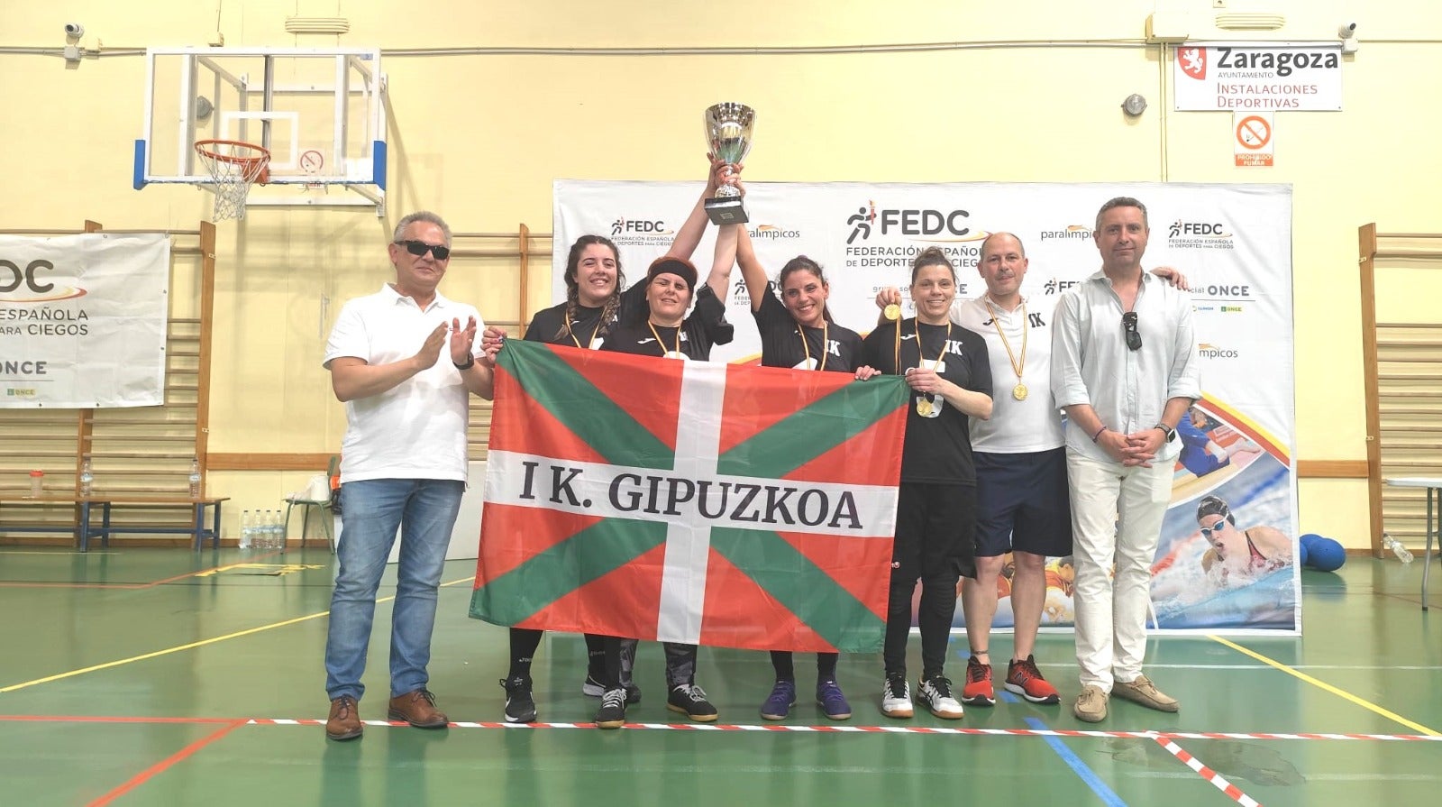 El equipo de IK Gipuzkoa de la ONCE, celebra el campeonato de España.