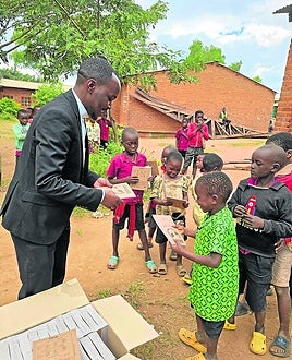 Imágenes del reparto de material escolar efectuado por Peter Chiopsa en el colegio Jojo, situado en la ciudad de Zomba.